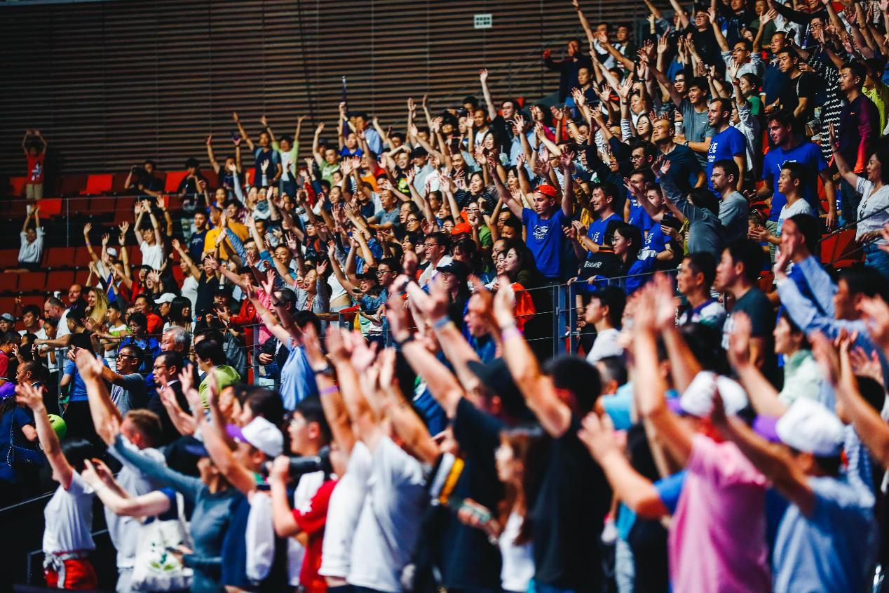 德布劳内回归赛场，赛况扑朔迷离首场状态亮眼，独行侠观众沸腾！